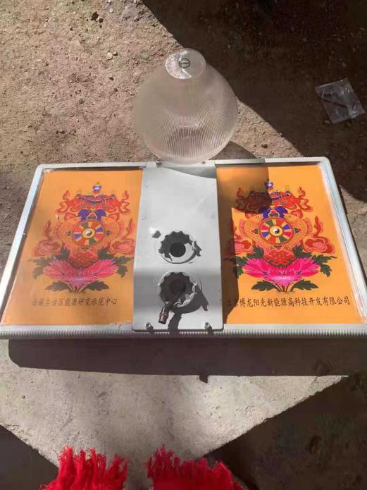 新型太阳能路灯安装示范推进西藏绿色照明